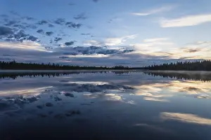 Impresiones de Reflejo en la nube de un lago forestal, Norrbotten, Laplandia, Suecia, julio 2017 Lago Imprime: Reflejo en la nube de un lago forestal.