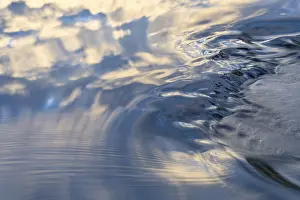 Scandinavian Water Reflections Imprime: Cloud reflection in a stream, abstract