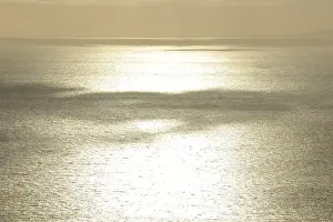 Atmospheric Evening Mood Imprime: Clouds casting shadows over the sea