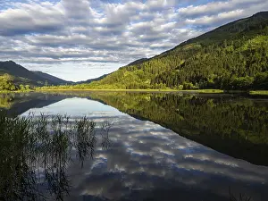 Clouds Reflected In Lake Imprime: Clouds are reflected in the lake