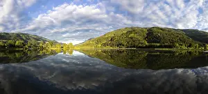 Cloudy Lake Reflections Imprime: Clouds are reflected in the lake