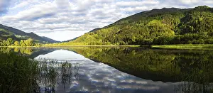 Imágenes Con fecha de 13 de junio de 2024: Las nubes se reflejan en el lago.