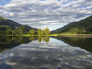 Imágenes Con fecha de 13 de junio de 2024: Las nubes se reflejan en el lago.