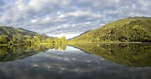 Imágenes Con fecha de 13 de junio de 2024: Las nubes se reflejan en el lago.