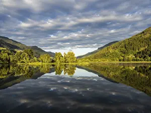 Imágenes Con fecha de 13 de junio de 2024: Las nubes se reflejan en el lago.