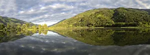 Imágenes Con fecha de 13 de junio de 2024: Las nubes se reflejan en el lago.
