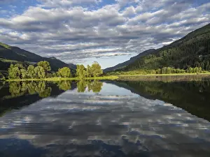 Cloudy Evening Atmosphere Imprime: Clouds are reflected in the lake