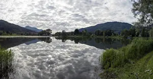 Imágenes Relacionadas Imprime: Las nubes se reflejan en el lago.