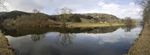 Imágenes fechadas el 9 de marzo de 2024: Las nubes se reflejan en el río.