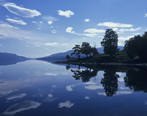 Scottish Lake Scenery Imprime: Clouds reflected in on the surface of Loch Ranoch