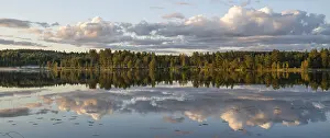 Atmospheric Light Scenery Imprime: Clouds reflected on the water surface