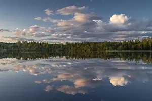Sweden Landscape Photography Imprime: Clouds reflected on the water surface