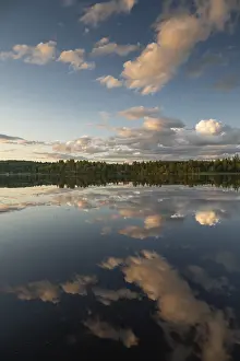 Forest Lake Sweden Imprime: Clouds reflected on the water surface