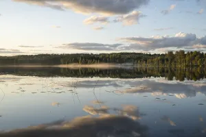 Evening Atmosphere In Nature Imprime: Clouds reflected on the water surface