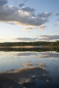 Scandinavian Landscape Photo Imprime: Clouds reflected on the water surface