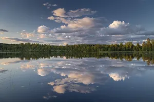 Scandinavian Cloud Landscapes Imprime: Clouds reflected on the water surface
