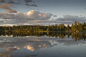 Clouds Reflected On Water Imprime: Clouds reflected on the water surface
