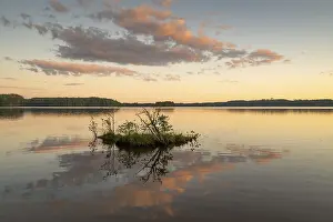 Cloudy Sky Over Lake Imprime: Clouds reflected on the water surface