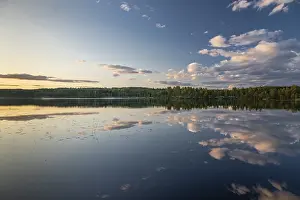 Scandinavian Cloud Landscapes Imprime: Clouds reflected on the water surface