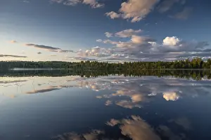 Scandinavian Evening Mood Imprime: Clouds reflected on the water surface