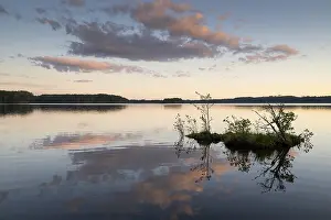 Scandinavian Forest Landscape Imprime: Clouds reflected on the water surface