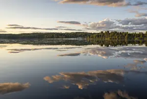 Cloudy Sky Over Lake Imprime: Clouds reflected on the water surface