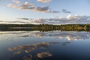 Cloudy Lake Landscape Imprime: Clouds reflected on the water surface