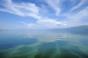 Impresiones de Nubes reflejadas en la superficie del agua, Lago Ohrid, Pogradec, región de Korca, Albania Lago Imprime: Nubes reflejadas en la superficie del agua.