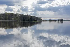 Cloudy Sky Reflections Imprime: Clouds reflected in the water, trees