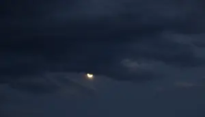 Dark Evening Sky Imprime: Cloudscape with full moon at dusk