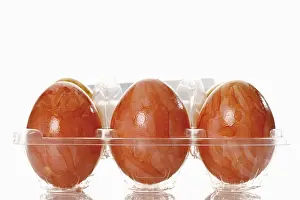 Decorative Food Items Imprime: Colored Easter eggs in blister pack