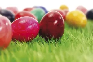 Colourful Easter Egg Tradition Imprime: Coloured Easter eggs in the grass