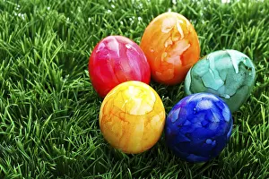 Painted Easter Eggs Imprime: Coloured easter eggs on grass