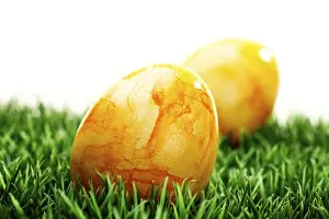 Close Up Of Easter Eggs Imprime: Coloured easter eggs on grass