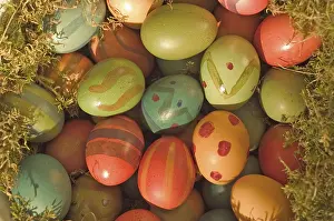 Coloured Easter Eggs Imprime: Coloured Easter eggs in the moss