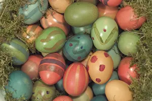 Striped Easter Eggs Imprime: Coloured Easter eggs in the moss