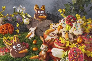 Easter Dessert Ideas Imprime: Colourful decorated Easter biscuits with Easter decoration