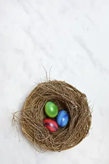 Traditional Easter Tradition Imprime: Colourful Easter eggs in Easter nest