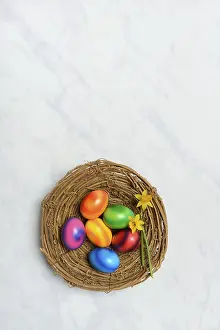 Colourful Food Photography Imprime: Colourful Easter eggs in Easter nest
