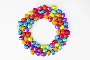 Colourful Chocolate Eggs Imprime: Colourful Easter sweets in a circle
