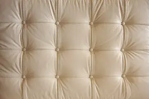 Dramatic Lighting Imprime: Comfortable buttoned leather pattern with dramatic lighting
