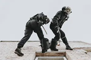 Emergency Response Team Imprime: Two commandos train at the base