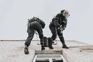 SWAT Team Exercises Imprime: Two commandos train at the base