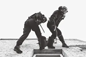 SWAT Team Exercises Imprime: Two commandos train at the base
