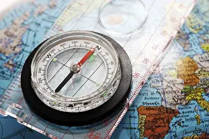 Compass Studio Shot Imprime: Compass on globe
