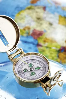 Compass Navigation Imprime: Compass on globe