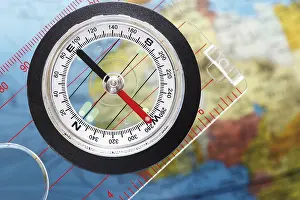 Studio Compass Shot Imprime: Compass on globe
