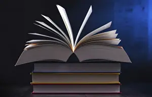 Empty Library Setting Imprime: Composition with open book on the table