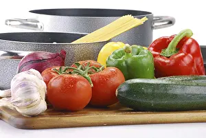 Nutritionally Balanced Meal Imprime: Composition with raw vegetables and spaghetti