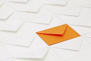 Empty Office Desk Setup Imprime: Composition with white envelopes and one orange envelope on the table